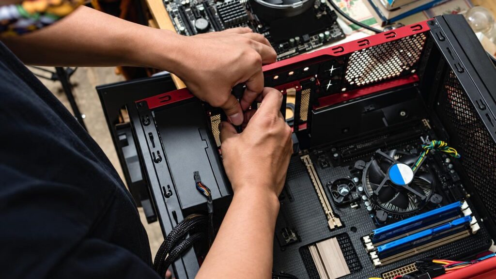 A technician repairs a laptop at the techremontas.lt service point