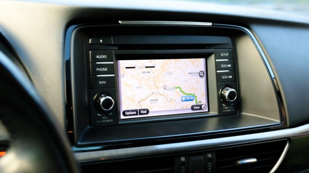 Alfa Romeo automobilio navigacijos ekranas su žemėlapiu