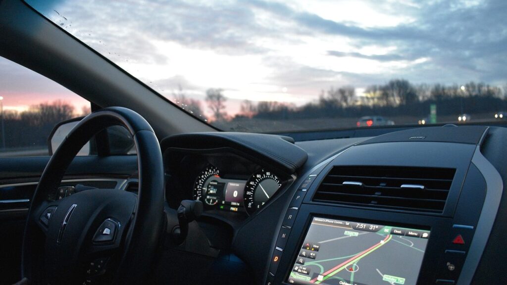 Meistras atnaujina automobilio navigacijos žemėlapį