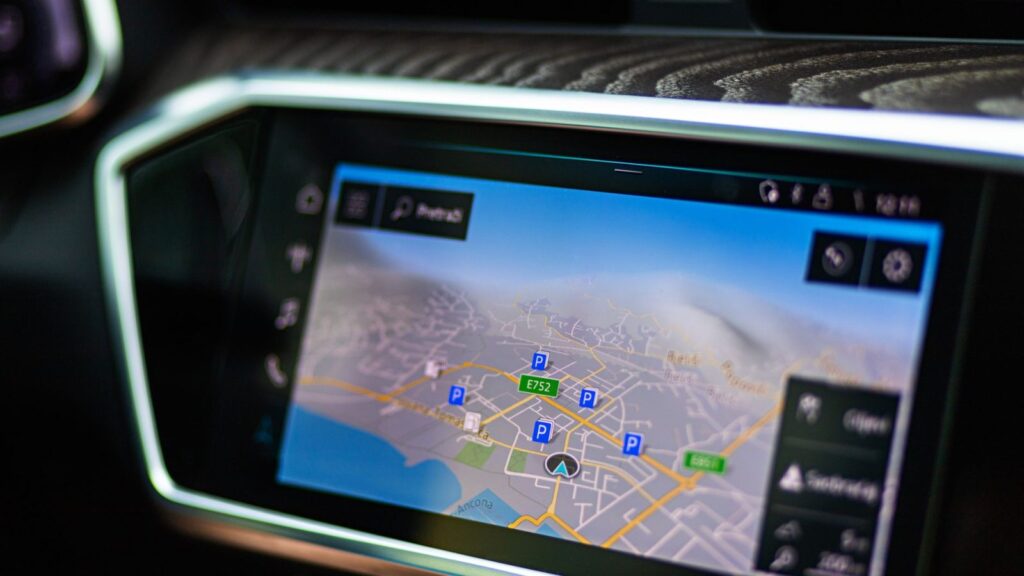 Meistras atnaujina automobilio navigacijos žemėlapius