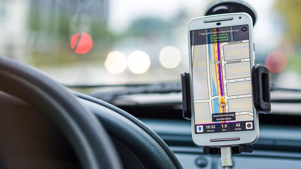 Žemėlapių diskai Land Rover navigacijai ant meistro stalo