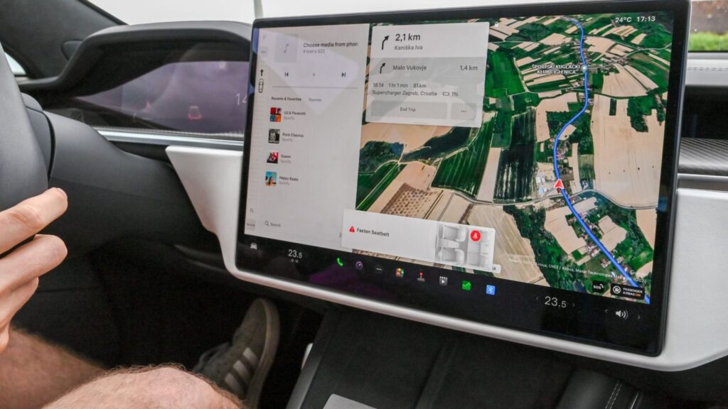 Meistras atnaujina automobilio navigacijos žemėlapius