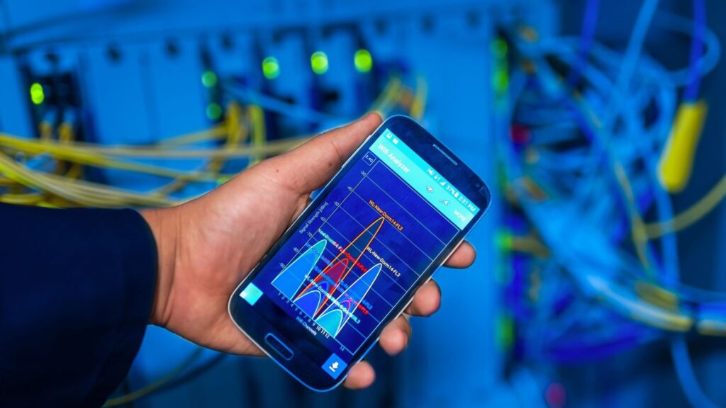 5G bazinė stotis ant pastato stogo virš miesto centro