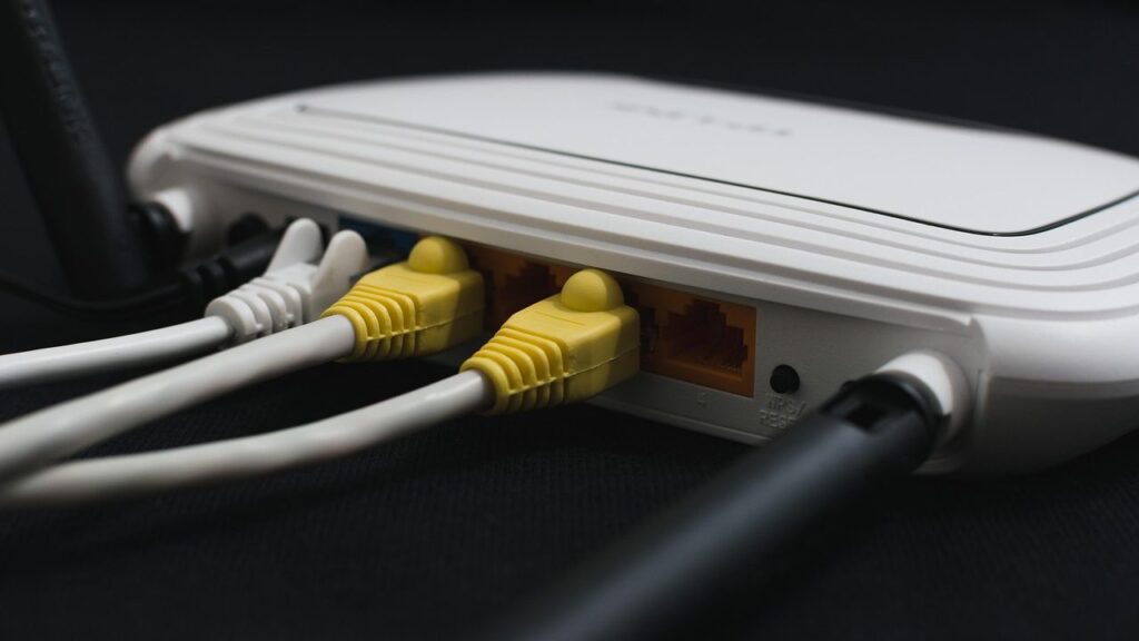 Belaidžio WiFi maršrutizatorius su antenomis namų svetainėje, signalo stiprinimo patarimai