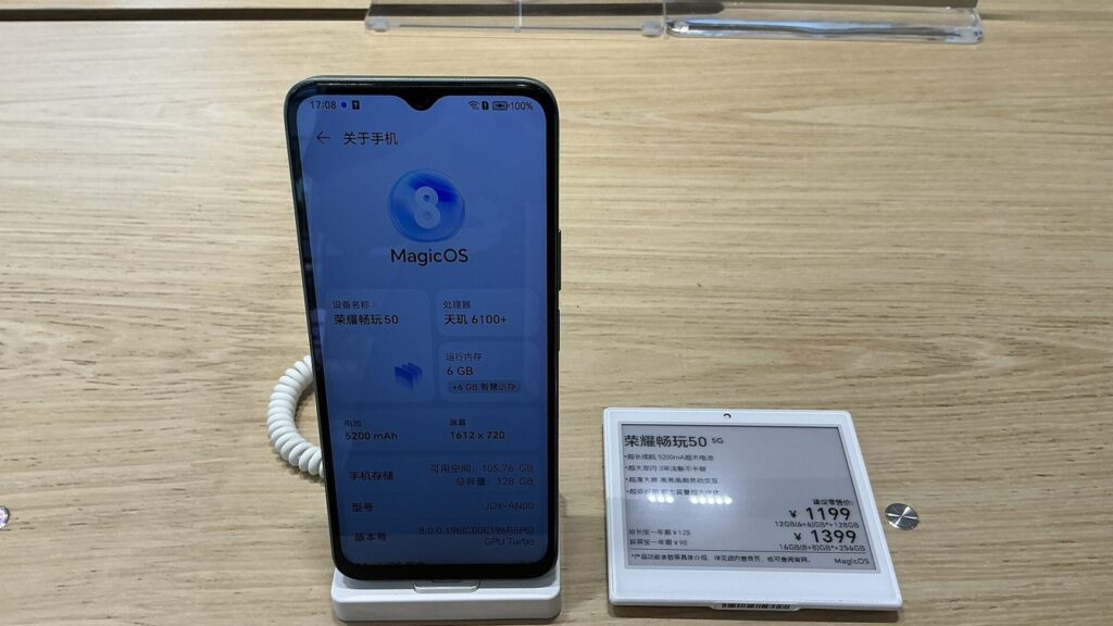 Išmanusis telefonas ant stalo – Honor 50 kaina ir verta pirkti šiandien