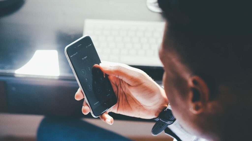 Ranka laiko išmanų telefoną su saugumo patvirtinimu – Smart-ID prisijungimo ir pasirašymo pavyzdys