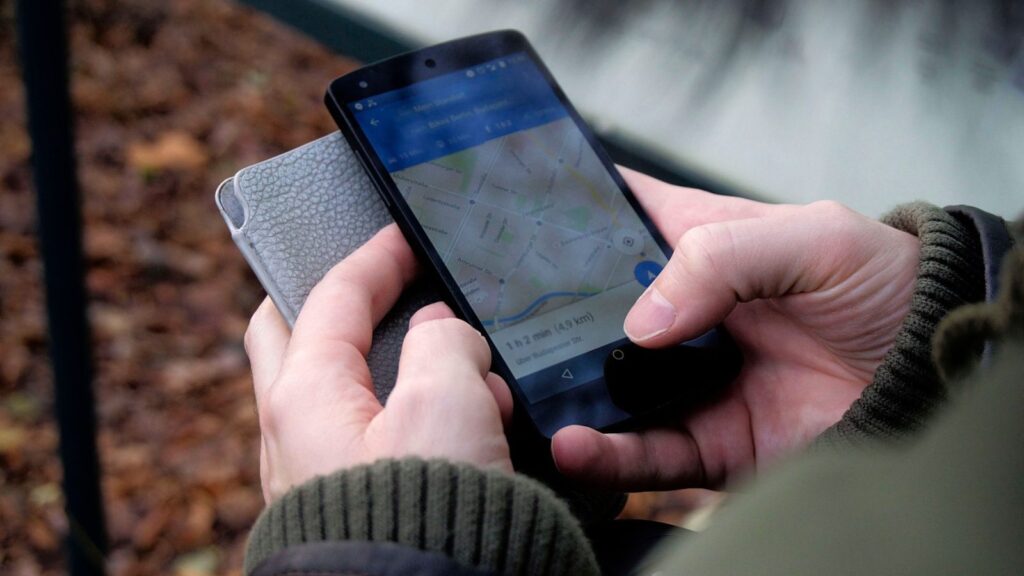 Ranka laiko išmanusis telefonas su žemėlapiu kelionei po Stambulą