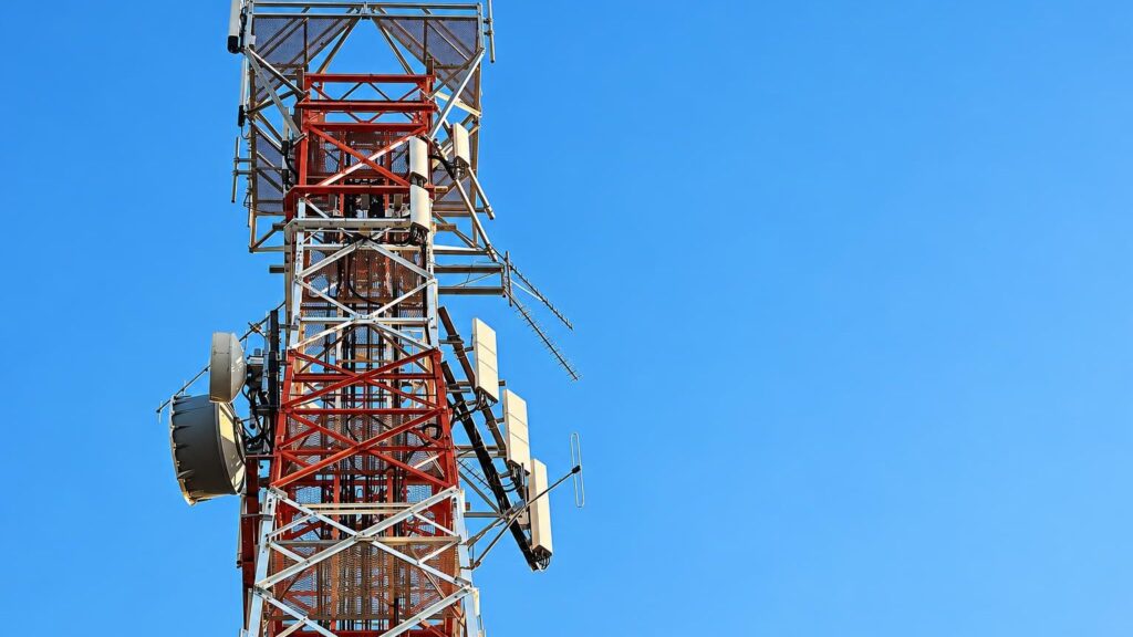 Mobiliojo ryšio antenos ant miesto stogo – 5G tinklo diegimas Lietuvoje