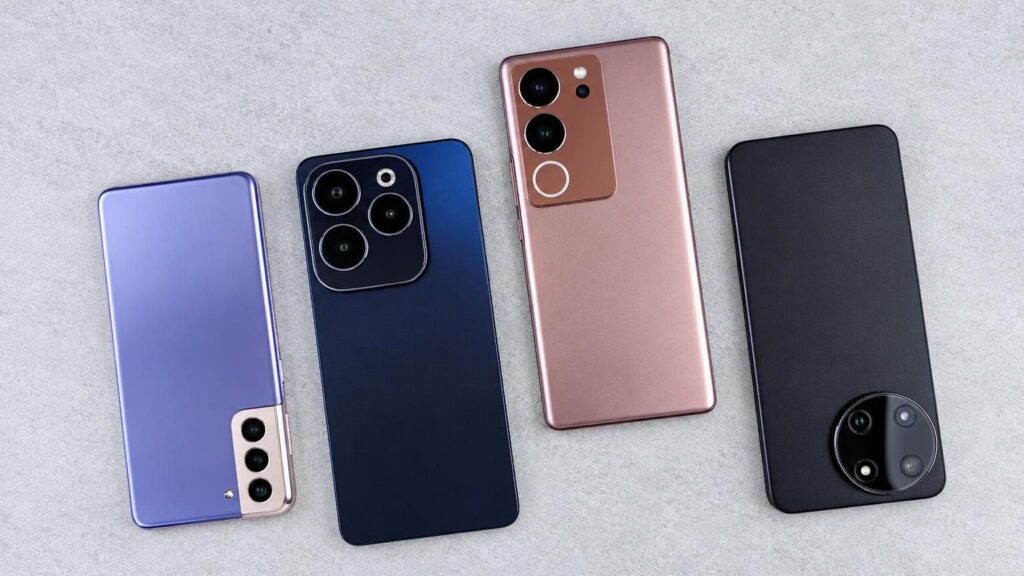 Išmanusis telefonas su dideliu ekranu ir S Pen rašikliu ant stalo