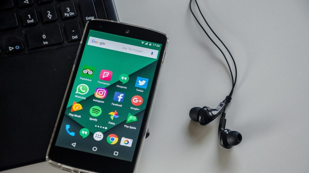 Du išmanieji telefonai greta vienas kito su skirtingomis pradžios ekranų programėlėmis