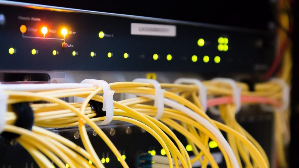 Asmuo prisijungia prie interneto paskyros nešiojamuoju kompiuteriu namuose