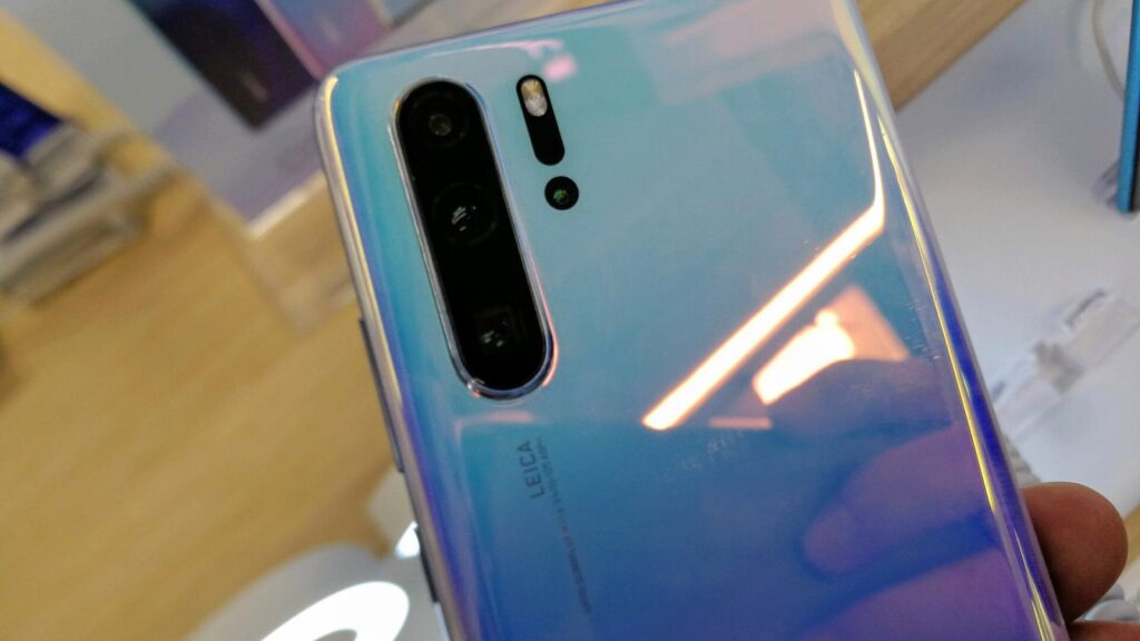 Ranka laiko išmanųjį telefoną su programėlių ekranu be Google Play parduotuvės