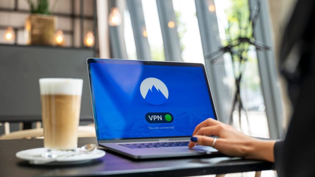Nešiojamasis kompiuteris viešoje vietoje, naudojamas interneto ryšys per VPN apsaugai