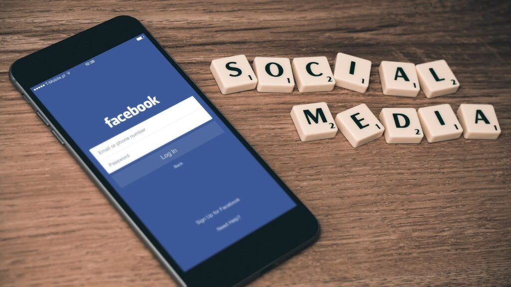 Žmogus naršo socialinio tinklo įrašus telefone, ieškodamas senesnių, paprastesnių nustatymų