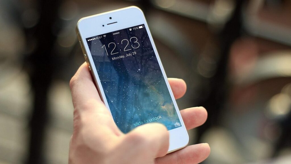Išmanusis telefonas ant stalo – iPhone modelių numeracija, kurią Apple praleido po iPhone 8 ir iPhone X