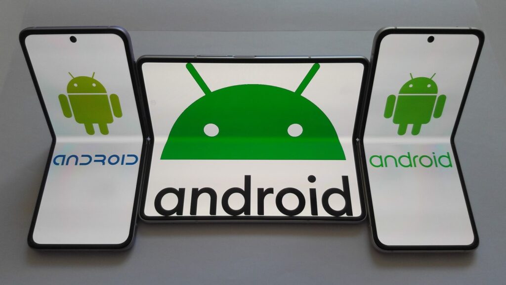 Ranka laiko Android telefoną su prisijungimo ekranu prie Google Play parduotuvės