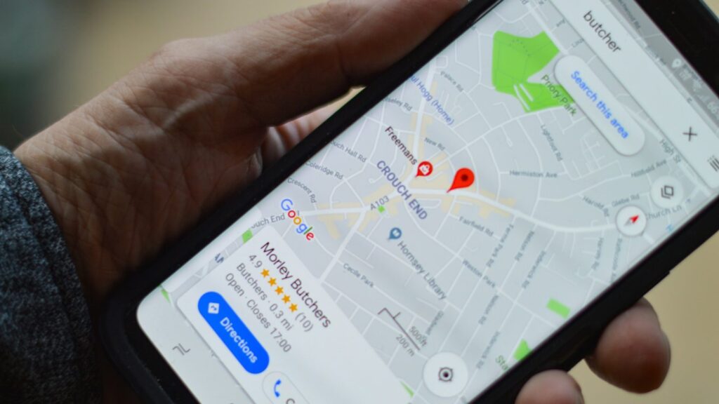 Telefono ekranas su žemėlapiu rodo kelius be interneto ryšio