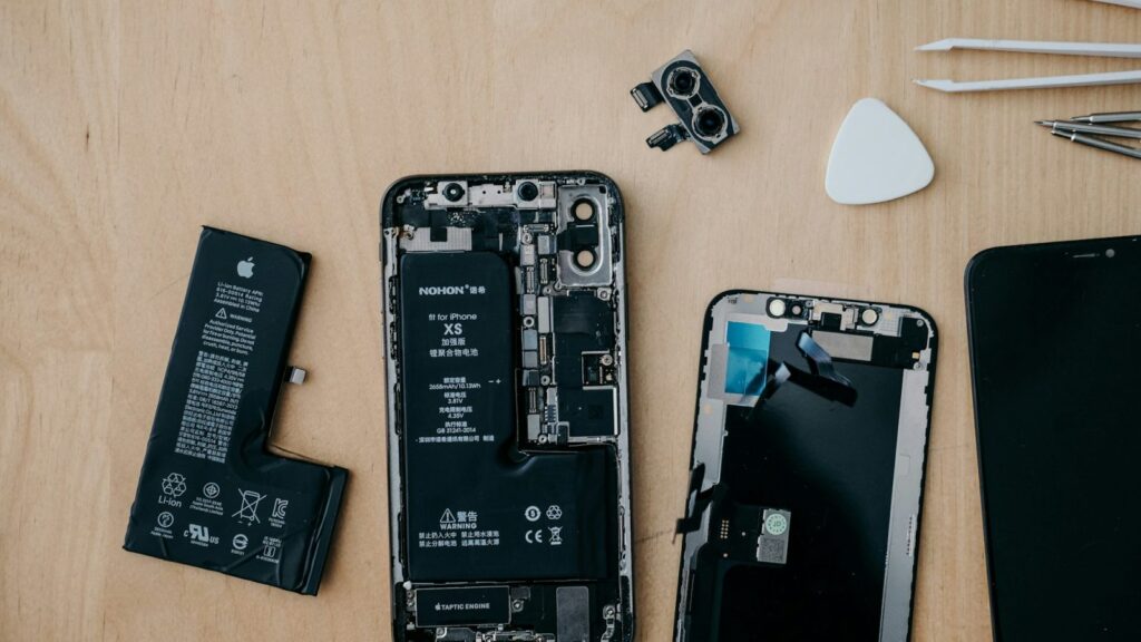 Išmaniojo telefono baterija, paruošta keitimui ant remonto stalo