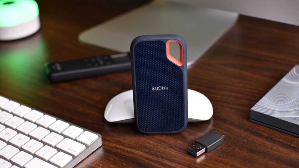 Techninikas rankomis montuoja SSD diską į atidarytą seno kompiuterio korpusą