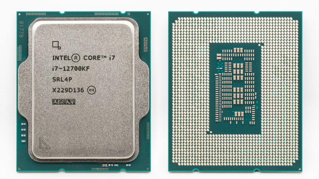 Kompiuterio procesoriaus (CPU) mikroschema su auksiniais kontaktais, artima nuotrauka