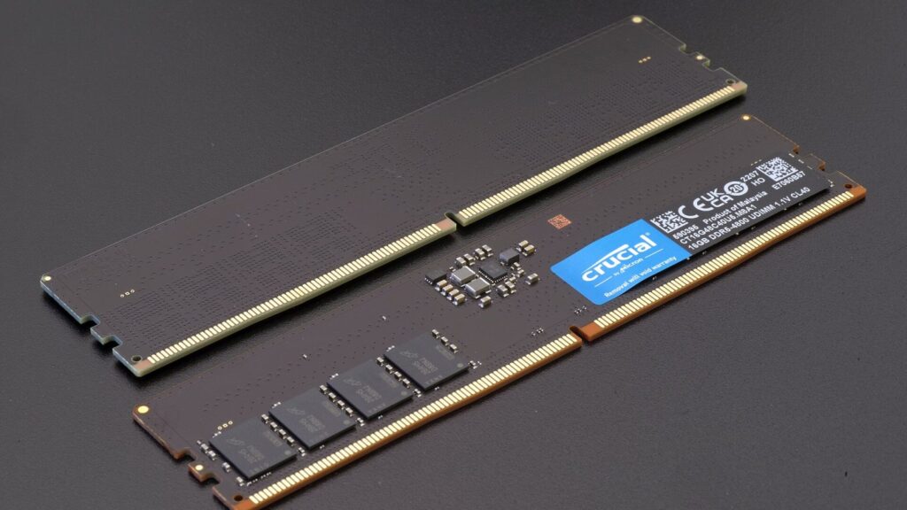 Kompiuterio RAM atminties moduliai DDR4 ir DDR5 šalia pagrindinės plokštės