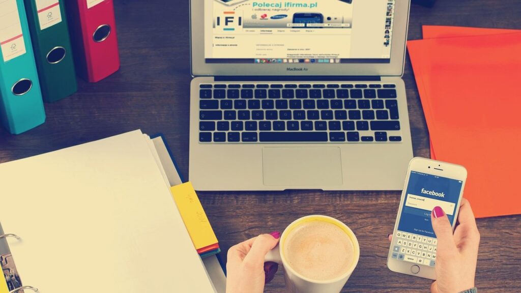 Du sidabriniai nešiojamieji kompiuteriai greta vienas kito ant stalo – MacBook Air ir MacBook Pro palyginimas