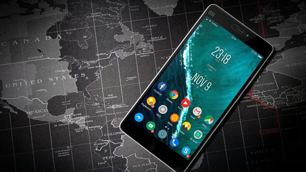 Rankoje laikomas Android telefonas su įkyriu reklaminiu iškylančiu langu ekrane