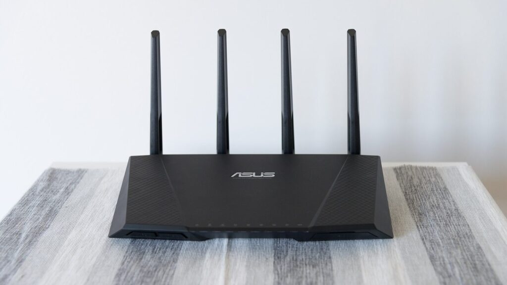 Wi-Fi maršrutizatorius, pastatytas ant lentynos namo centre, kur signalas pasiskirsto į visas patalpas