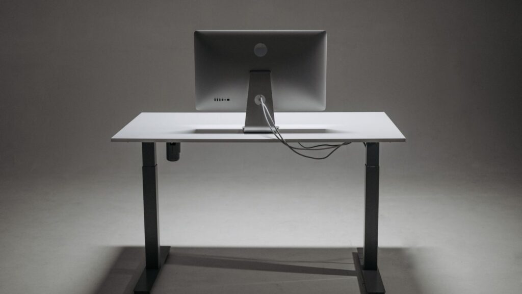 Ergonominis darbo stalas su kompiuteriu, kėdė ir monitorius tinkamame aukštyje