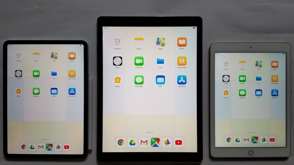 Sidabrinis iPad ant stalo su beveik pilna atminties talpa, šalia puodelis kavos