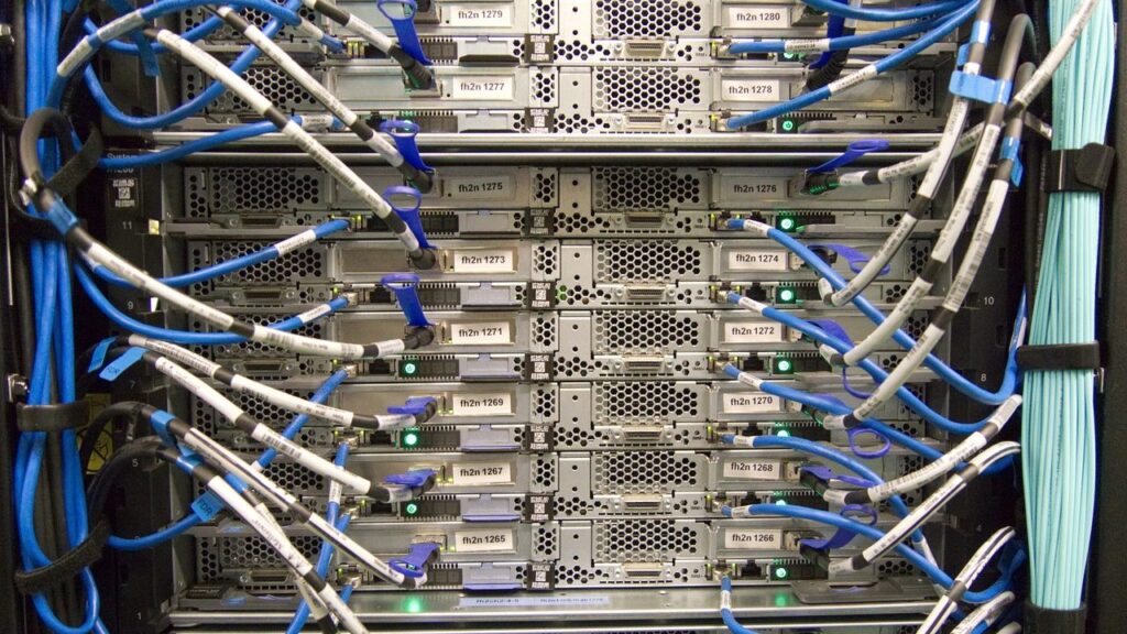 Namų serveris su tinklo kabeliais ir nešiojamas kompiuteris virtualizacijos konfigūravimui