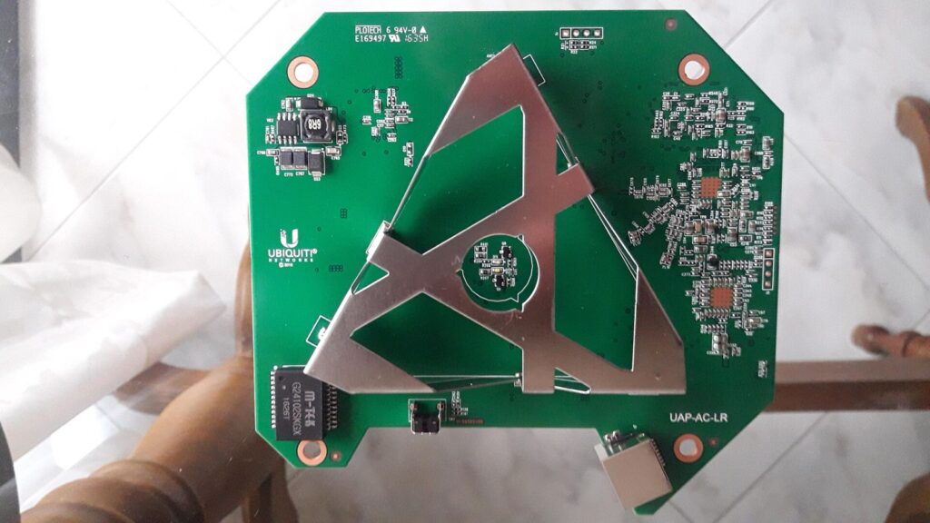Baltas WiFi prieigos taškas ir Ethernet kabeliai, prijungti prie tinklo jungiklio