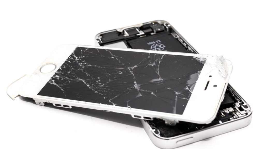 Išmanusis telefonas su apsauginiu grūdintu stiklu ant stalo, ekranas be įbrėžimų