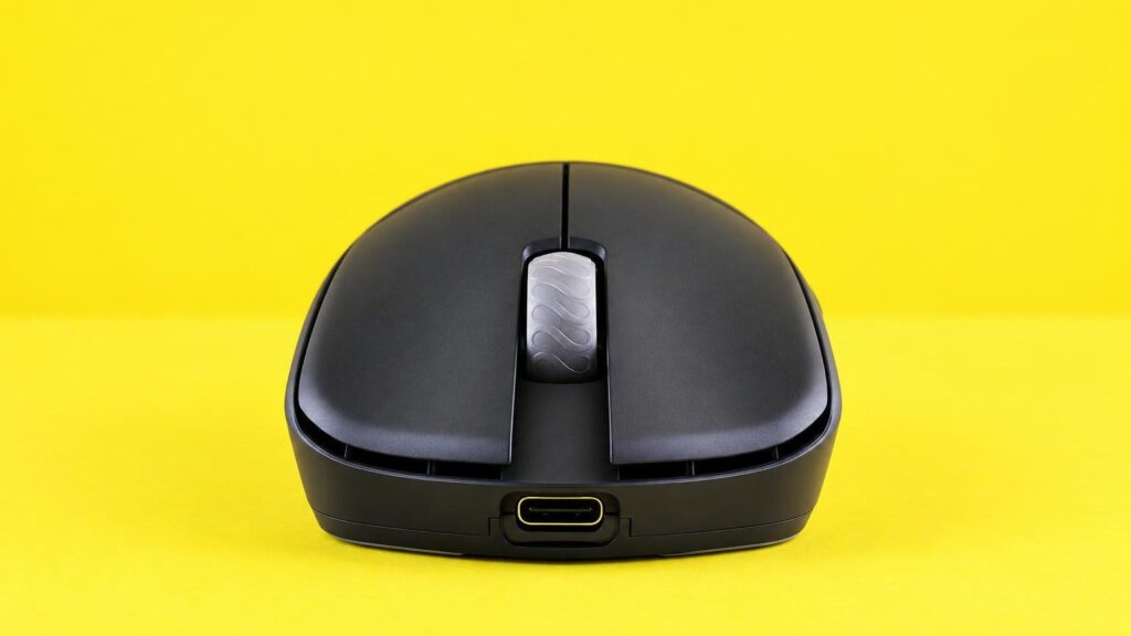Belaidė kompiuterio pelė su USB-C įkrovimo kabeliu ant darbo stalo