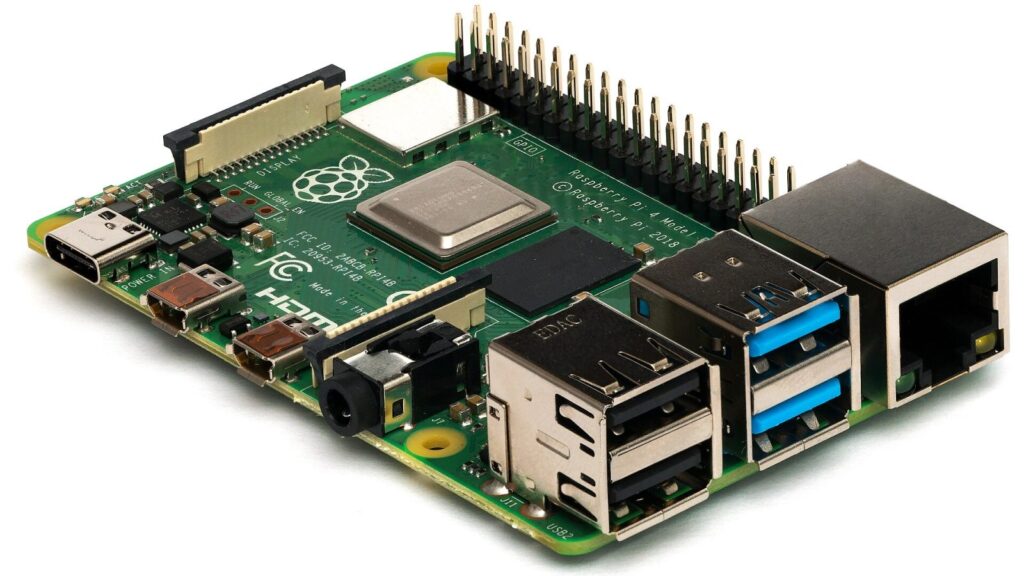 Raspberry Pi mini kompiuteris prijungtas prie televizoriaus retro žaidimams