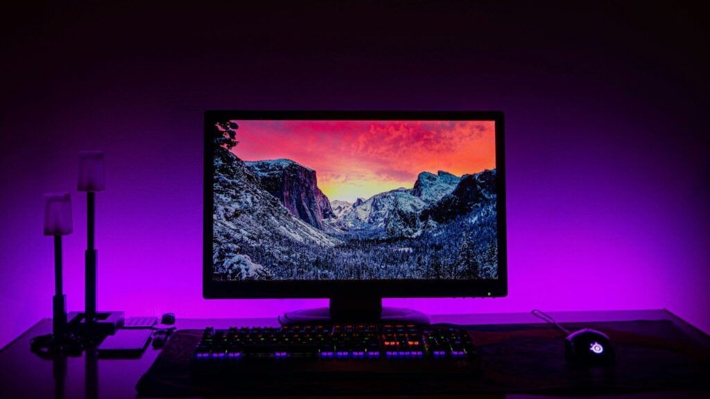 Juodas 24 colių LED monitorius stalo kompiuteryje miego režimu, ekranas užgesęs